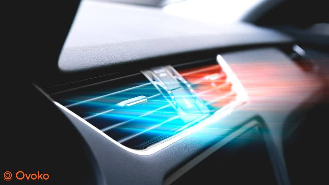 La climatisation de la voiture souffle de l'air chaud