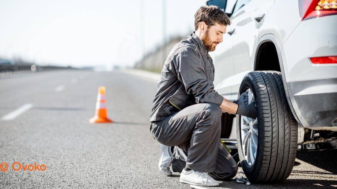 changer une roue de voiture